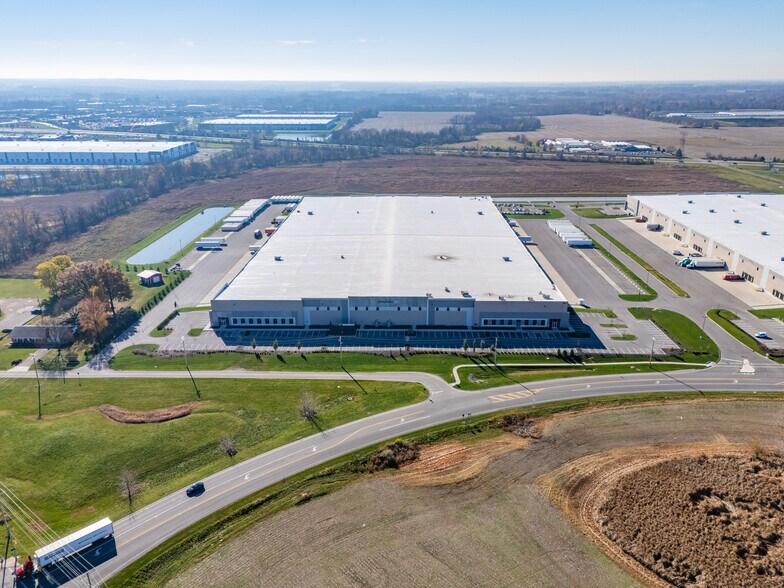 6111-6121 Bixby Rd, Canal Winchester, OH à louer - Photo du bâtiment - Image 2 de 6