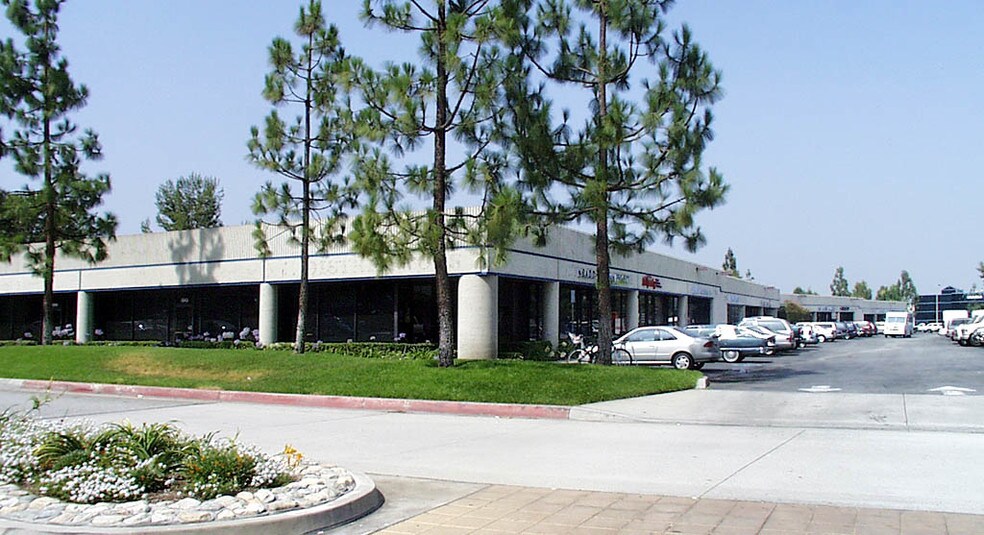 706-754 E Arrow Hwy, Covina, CA à louer - Photo du bâtiment - Image 2 de 5