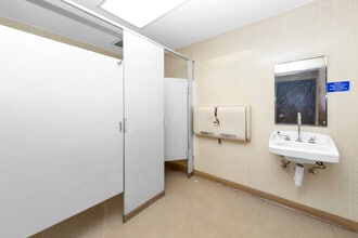 3261-3285 Steinway St, Astoria, NY à louer Photo intérieure- Image 2 de 16