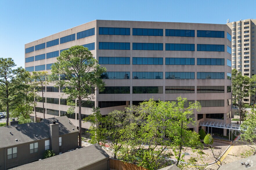 675 Bering Dr, Houston, TX à louer - Photo du bâtiment - Image 3 de 10