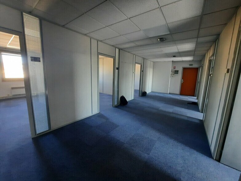 Office in Rouen for lease - Interior Photo - Image 2 of 10
