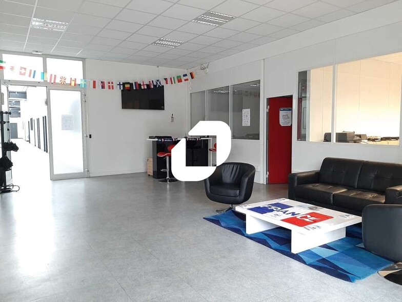 Office in Trappes for lease - Lobby - Image 1 of 7