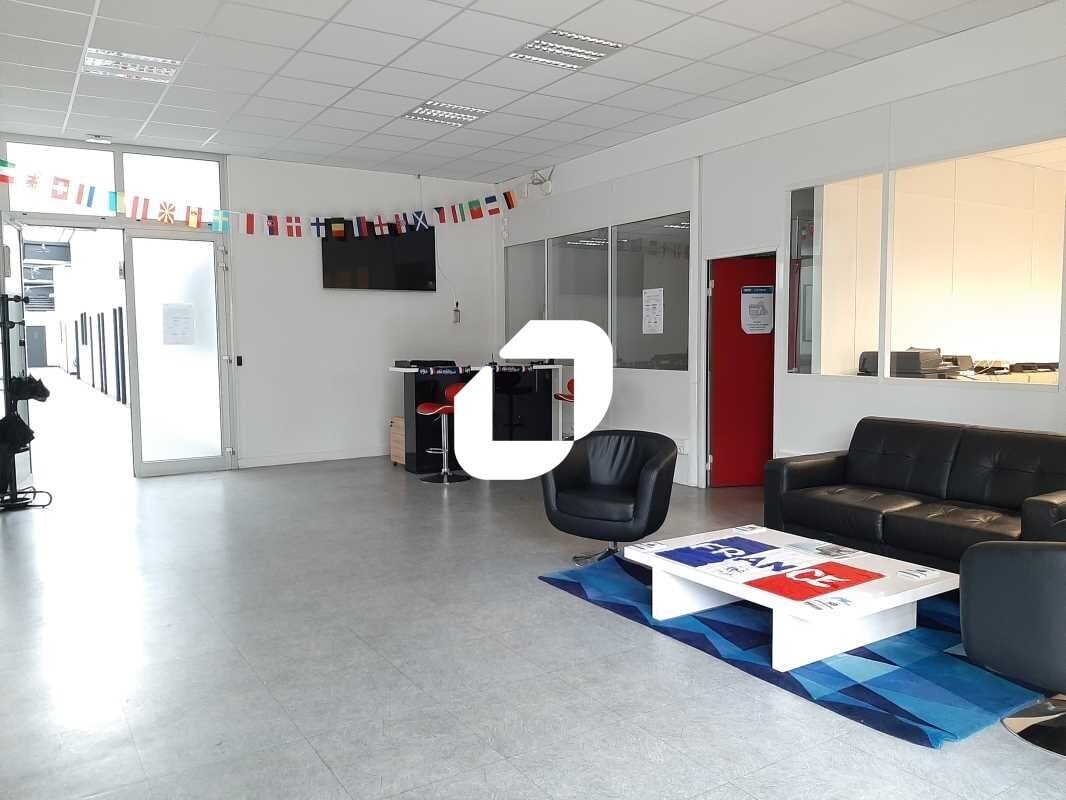 Office in Trappes for lease Lobby- Image 1 of 8