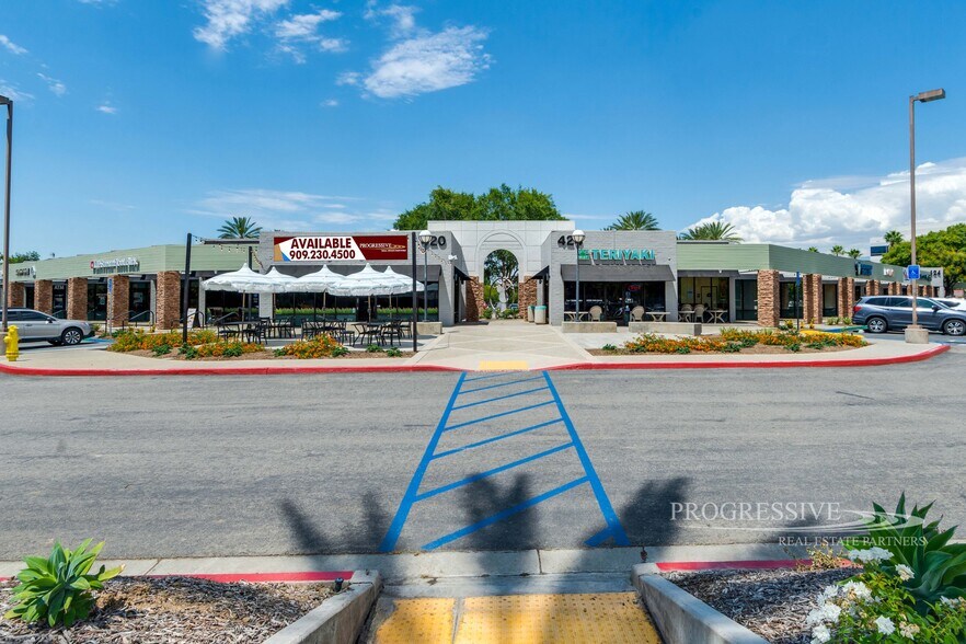 420-424 E Hospitality Ln, San Bernardino, CA à louer - Photo du bâtiment - Image 3 de 7