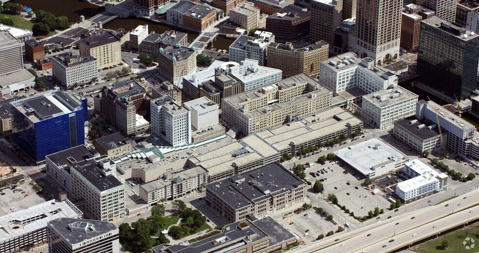 275 W Wisconsin Ave, Milwaukee, WI à louer - Aérien - Image 2 de 8