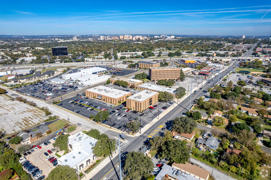 5805 Callaghan Rd, San Antonio, TX à louer - Photo du b timent - Image 3 de 11