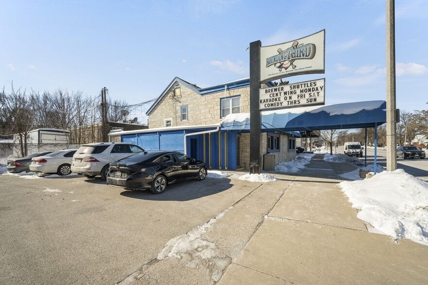 6317 W Bluemound Rd, Milwaukee, WI for sale - Building Photo - Image 2 of 25