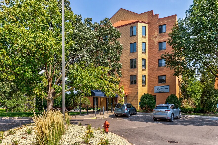 985 Ivy Ave E, Saint Paul, MN à vendre - Photo du bâtiment - Image 3 de 26