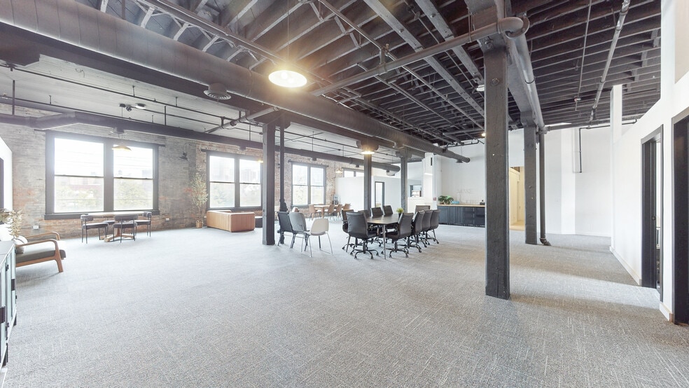2111 Center St, Cleveland, OH à louer - Photo du bâtiment - Image 3 de 39