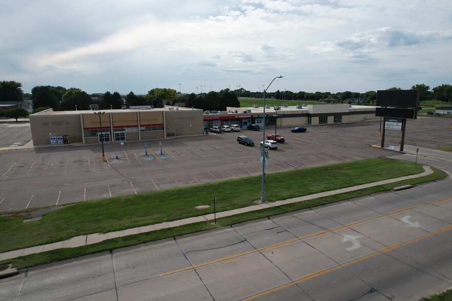 1419-1533 Burlington St, Holdrege, NE for lease - Building Photo - Image 3 of 10