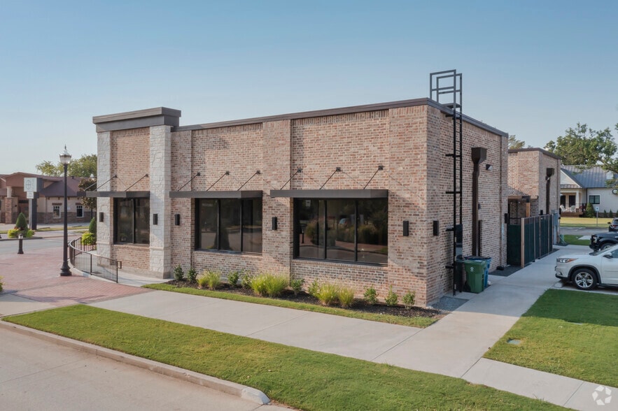 313 N Oak St, Roanoke, TX for lease - Building Photo - Image 2 of 5