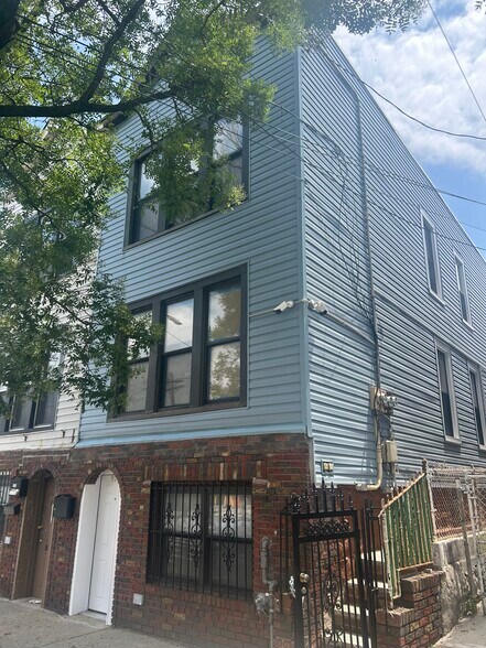 9728 Flatlands Ave, Brooklyn, NY à vendre - Photo principale - Image 1 de 5
