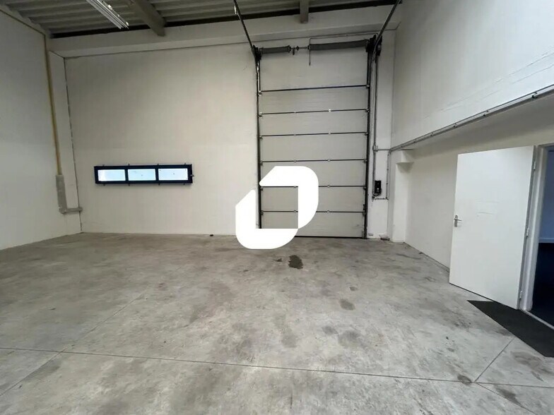 Flex in Moissy-Cramayel for lease - Interior Photo - Image 2 of 13