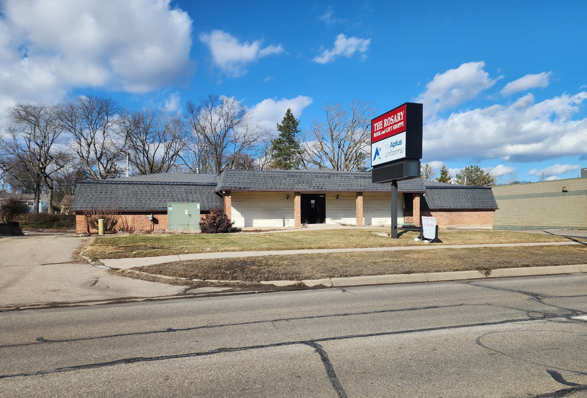 3320 W Saginaw Hwy, Lansing, MI à vendre Photo du bâtiment- Image 1 de 9