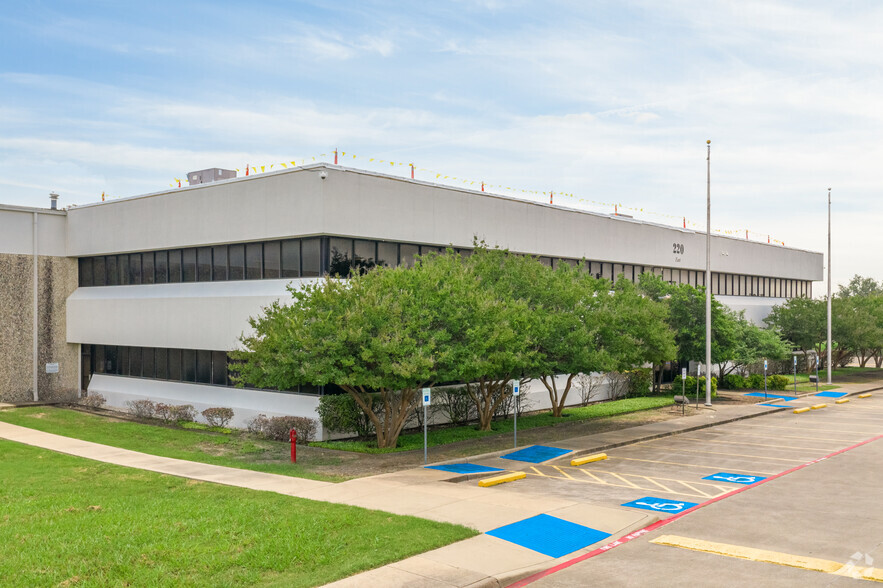 220 E Danieldale Rd, DeSoto, TX for lease - Building Photo - Image 1 of 5