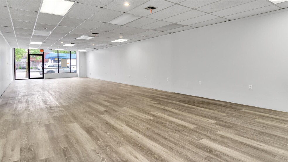 322-328 Larkfield Rd, East Northport, NY for lease - Building Photo - Image 2 of 3