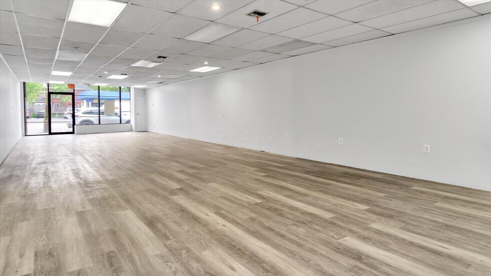 322-328 Larkfield Rd, East Northport, NY à louer - Photo du bâtiment - Image 2 de 3