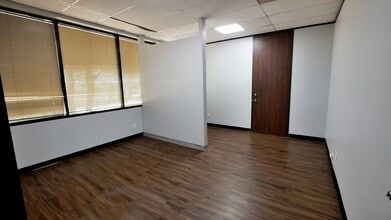 800 Tully Rd, Houston, TX à louer Photo intérieure- Image 2 de 3