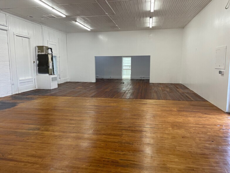 200-232 W New Braunfels St, Seguin, TX à louer - Photo du bâtiment - Image 2 de 22