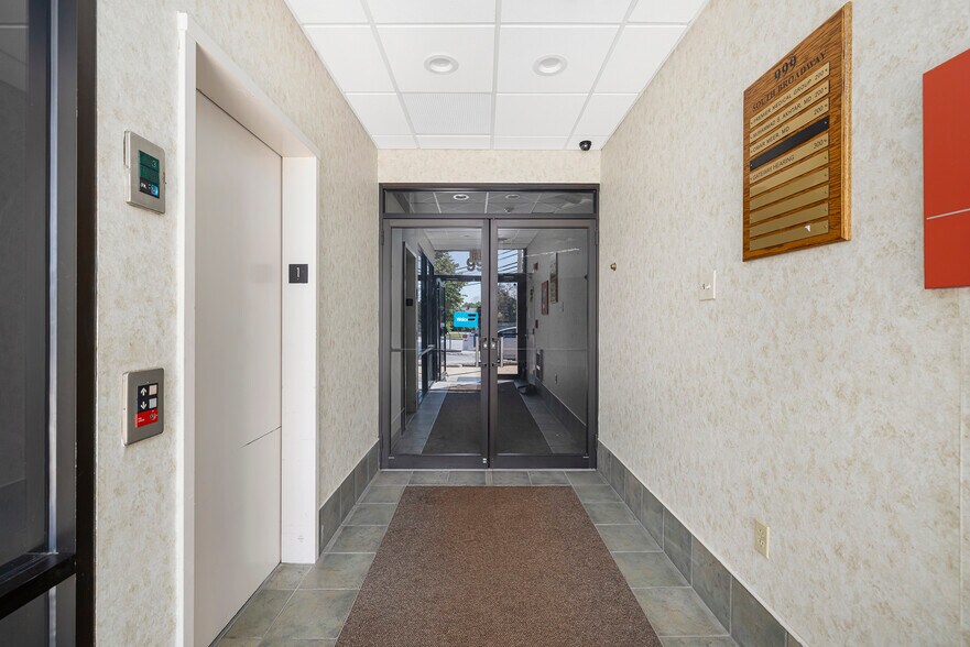 999 S Broadway, East Providence, RI for lease - Building Photo - Image 2 of 31