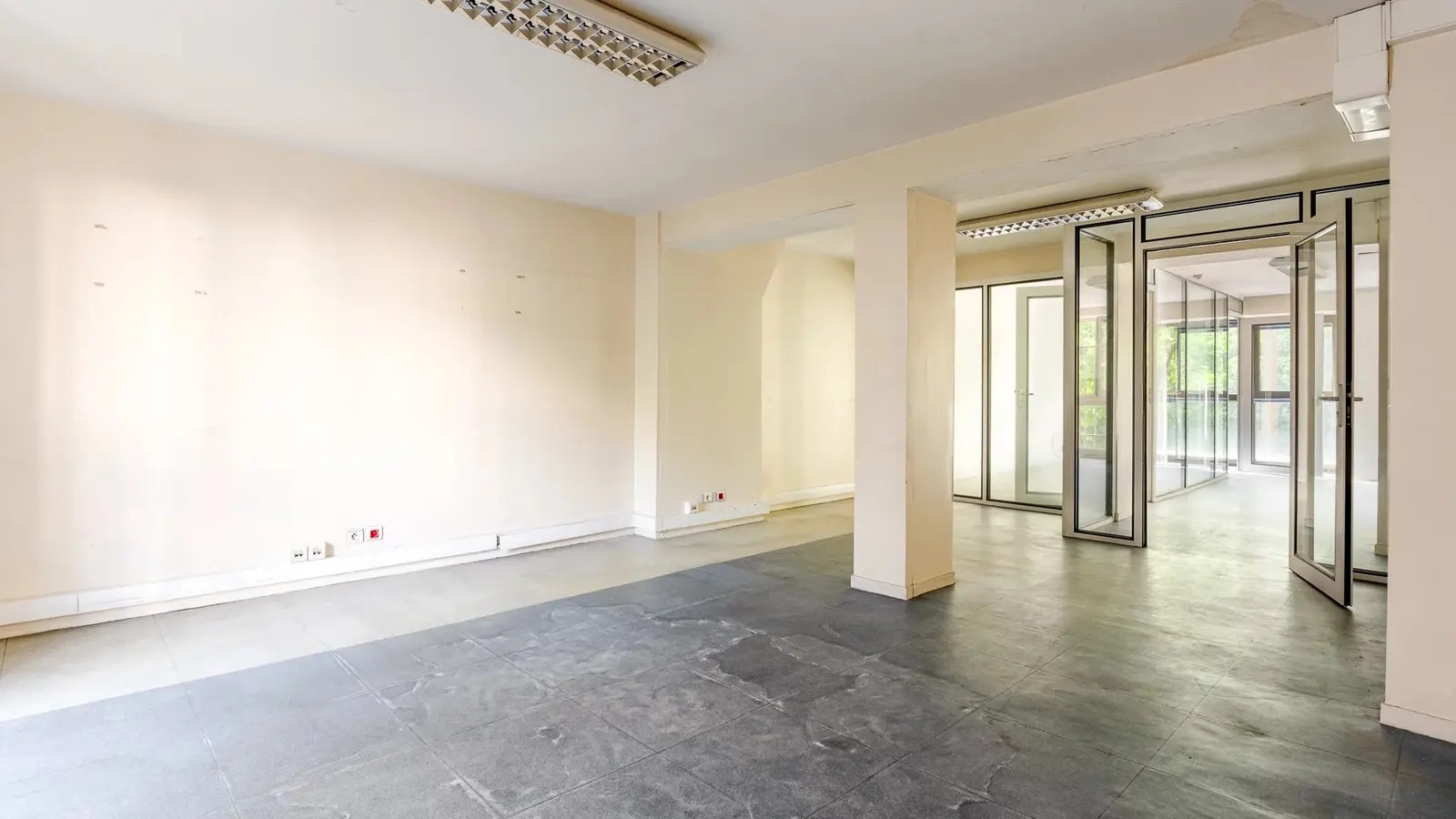 Office in Paris for sale Building Photo- Image 1 of 12