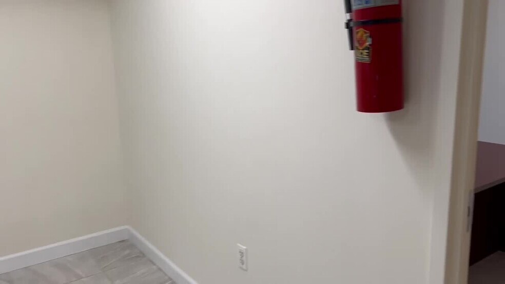 2382 Brooklyn Queens Expy W, Astoria, NY à louer - Vidéo sur l’inscription commerciale - Image 2 de 7