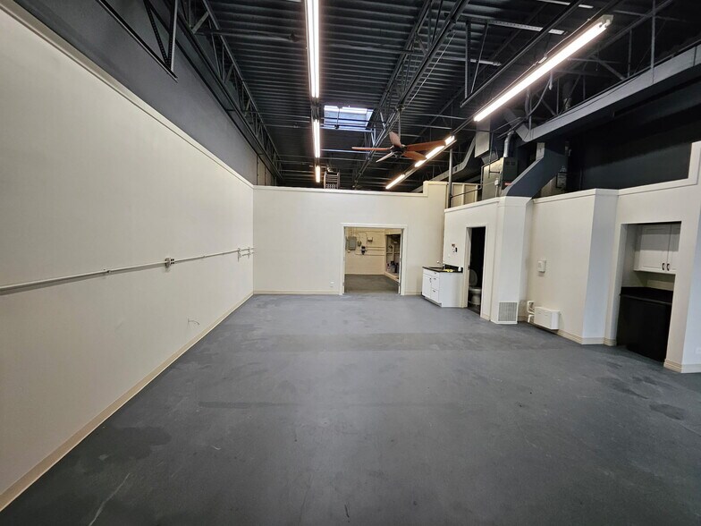 541 N Wolf Rd, Wheeling, IL à louer - Photo du bâtiment - Image 2 de 12