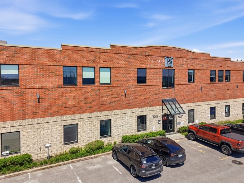 1233-1241 Dagenais O O, Laval, QC for lease - Building Photo - Image 1 of 15