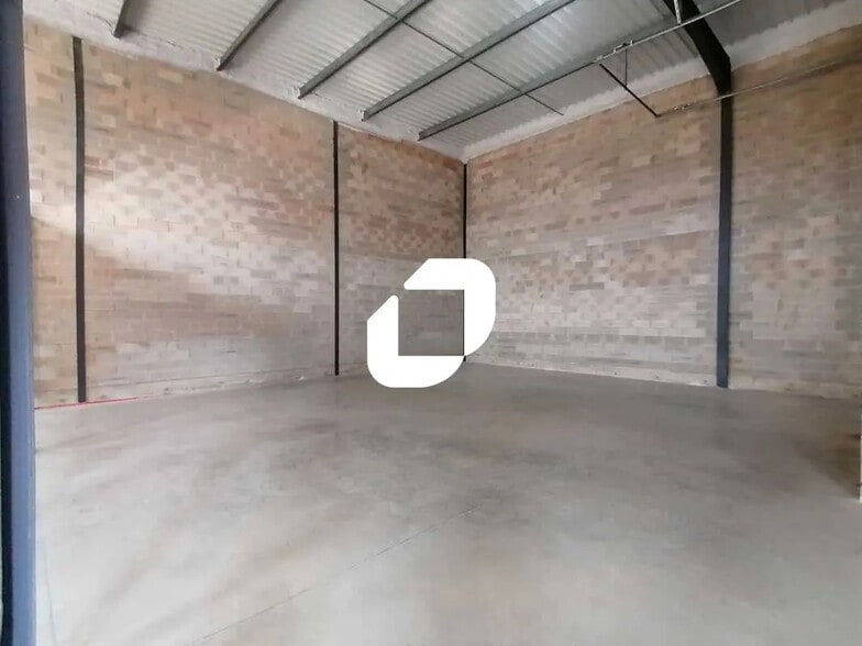 Flex in Sète for lease - Interior Photo - Image 2 of 10