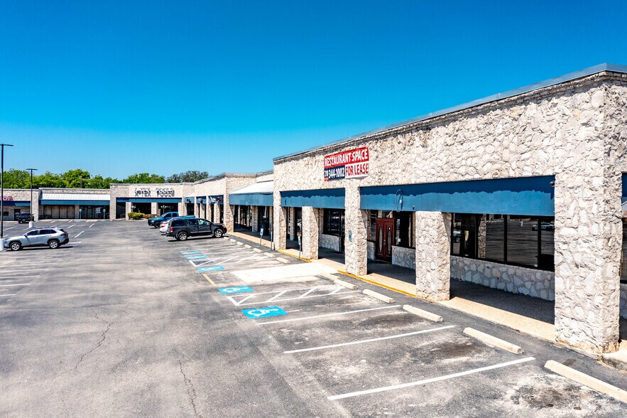 9323 Perrin Beitel Rd, San Antonio, TX à louer - Photo du bâtiment - Image 1 de 36