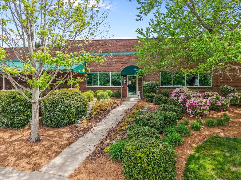 4239 Piedmont Pky, Greensboro, NC à vendre - Photo du bâtiment - Image 2 de 6