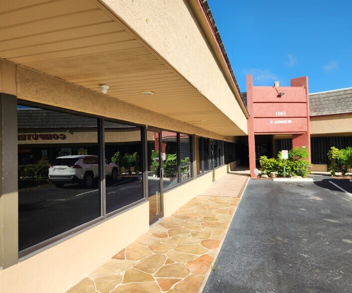 1001 W Jasmine Dr, West Palm Beach, FL à louer - Photo du bâtiment - Image 3 de 5