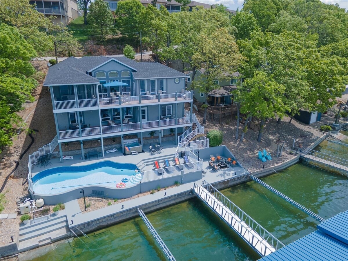 415 Gardenia Cir, Sunrise Beach, MO à vendre Photo principale- Image 1 de 54