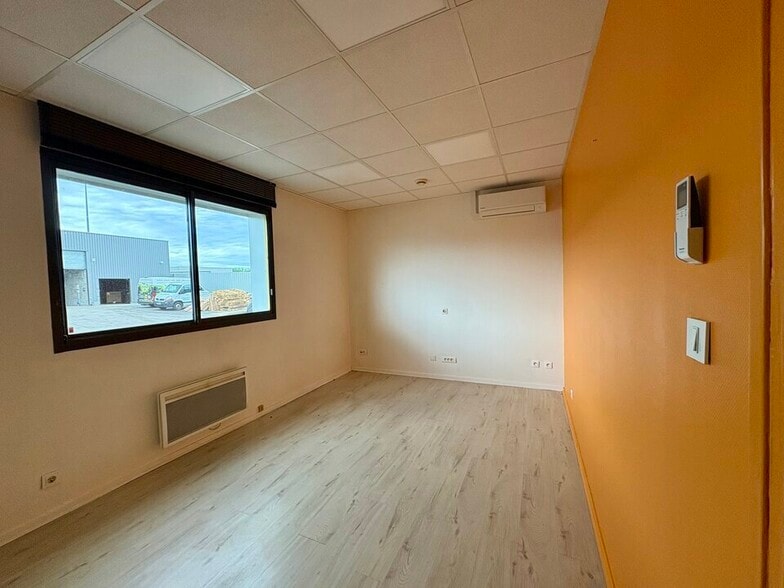 13 Rue De La Houe, Quetigny for lease - Interior Photo - Image 3 of 6