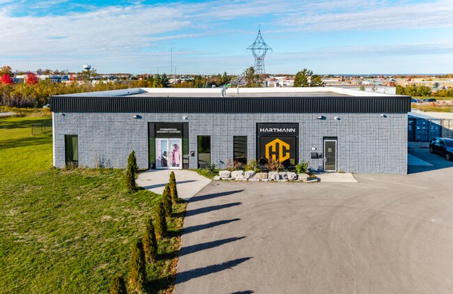 Plus de détails pour 10 Lockhart Rd, Barrie, ON - Industriel à vendre