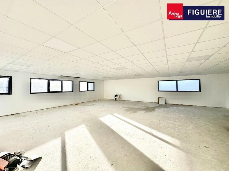 10 Rue Guy De Maupassant, Les Pennes-Mirabeau for lease - Interior Photo - Image 3 of 5