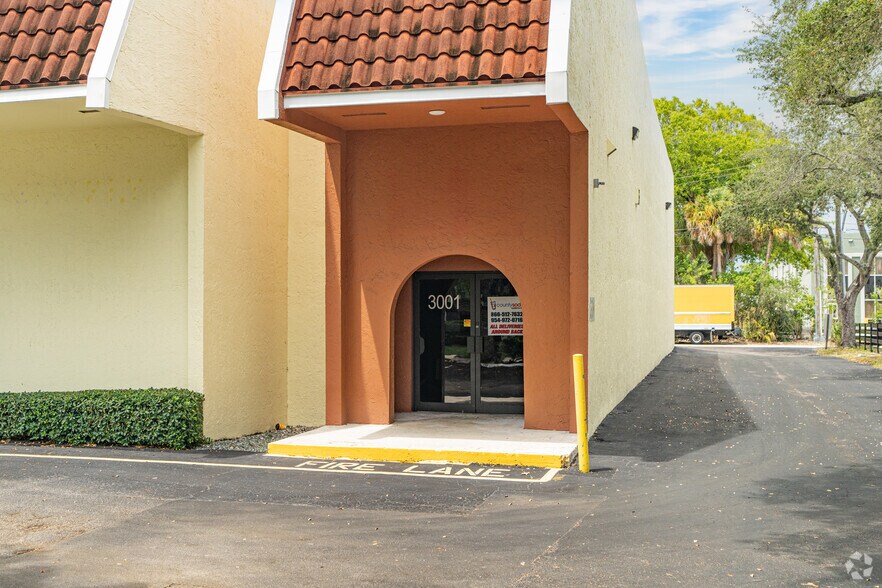 3001-3067 NW 60th St, Fort Lauderdale, FL à louer - Photo du bâtiment - Image 3 de 4