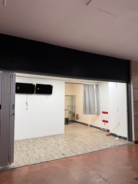 275 Dundas St W, Toronto, ON for lease - Building Photo - Image 3 of 13