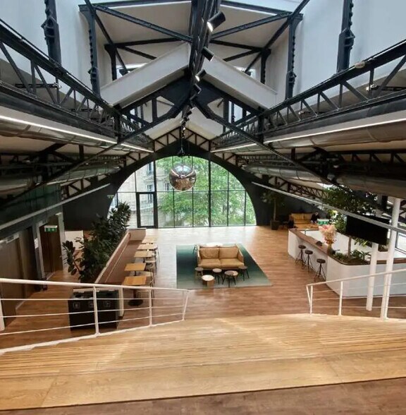 1 Rue De Saint-Pétersbourg, Paris à louer - Photo du bâtiment - Image 2 de 6