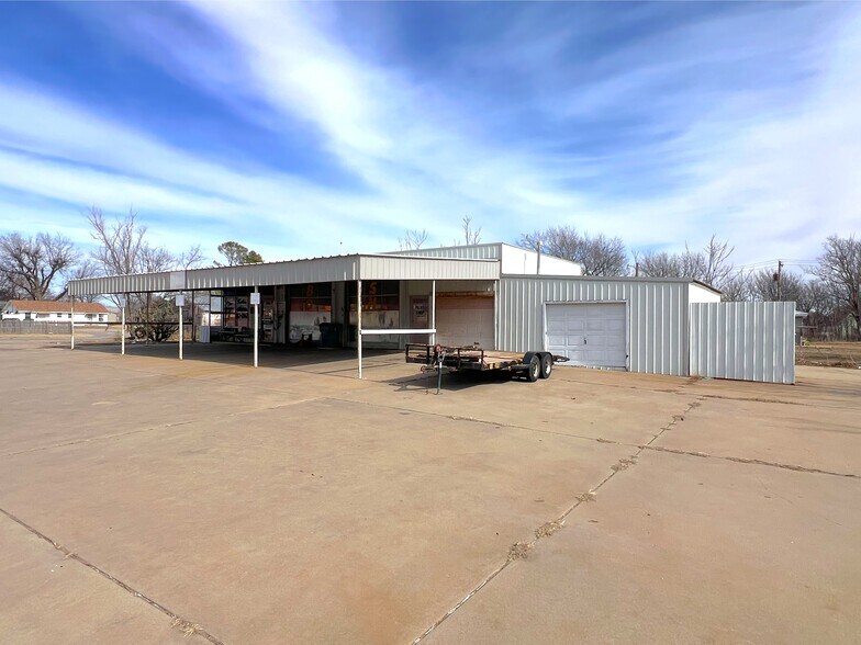 230 N Louis Tittle Ave, Mangum, OK à vendre - Photo du bâtiment - Image 2 de 20