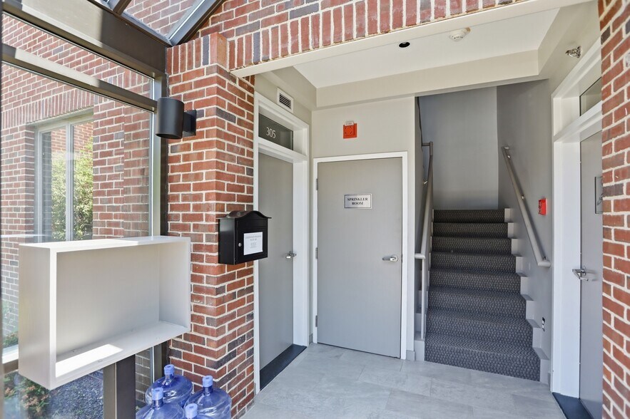 100 Conifer Hill Dr, Danvers, MA à vendre - Photo du bâtiment - Image 2 de 22