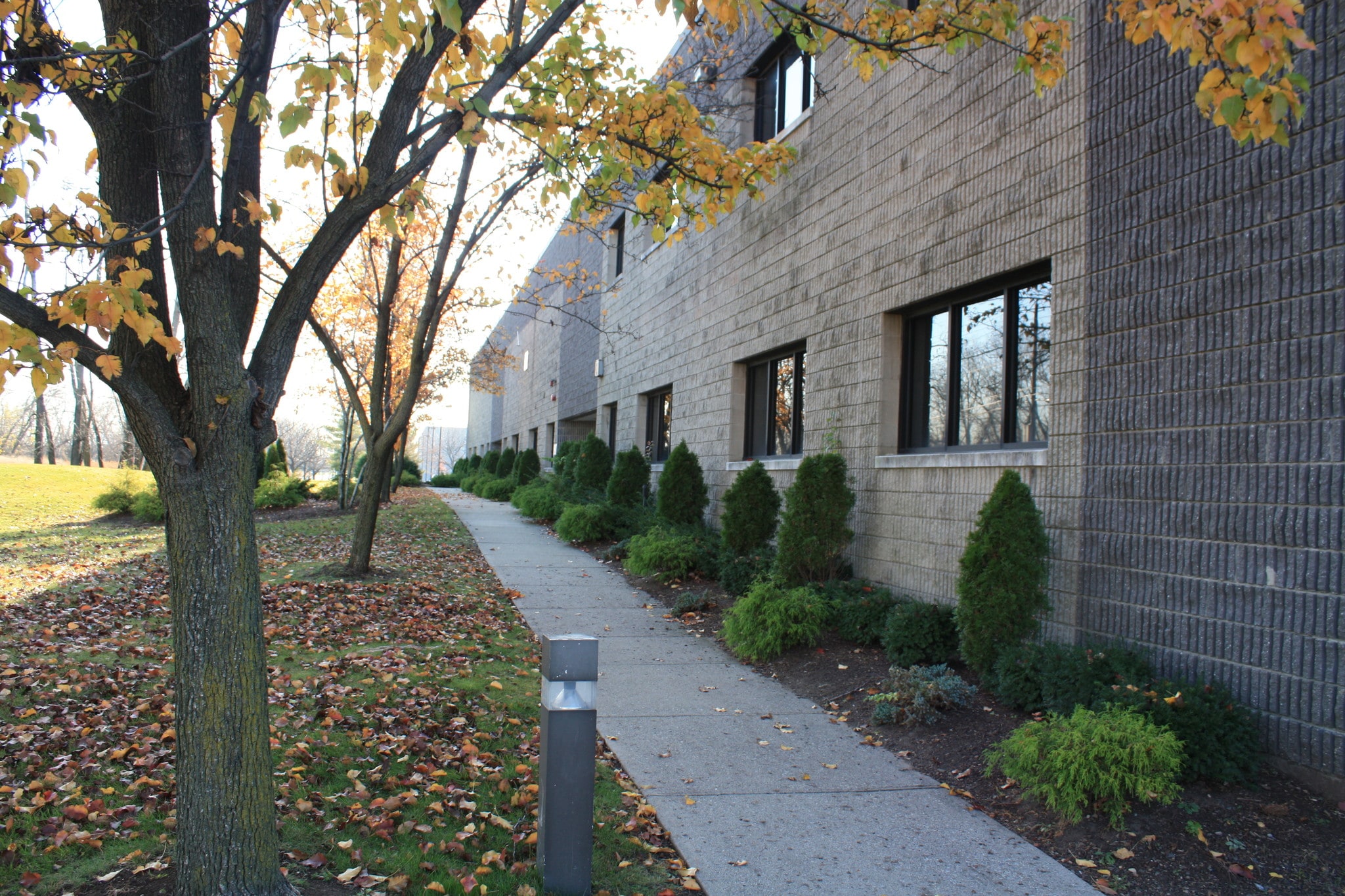 1050 Valley Brook Ave, Lyndhurst, NJ à louer Photo principale- Image 1 de 2