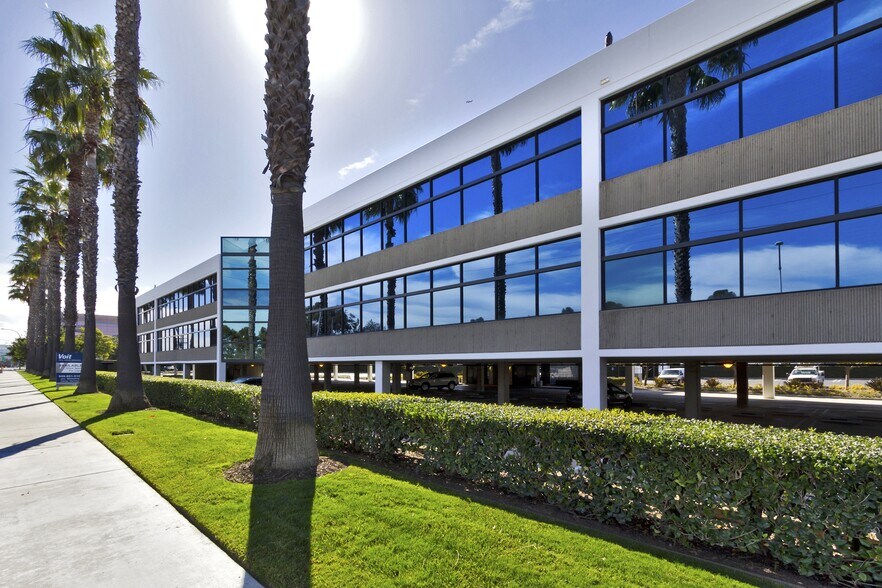 2424 SE Bristol St, Newport Beach, CA à louer - Photo du bâtiment - Image 3 de 10