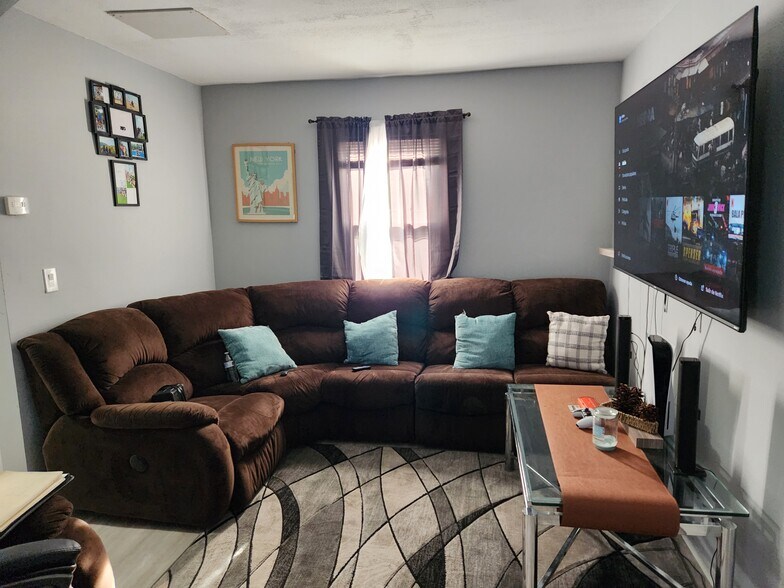 90 Old Quogue Rd, Riverhead, NY à vendre - Photo intérieure - Image 2 de 12