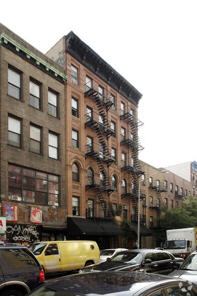 156 E Second St, New York, NY à vendre - Photo du bâtiment - Image 2 de 2