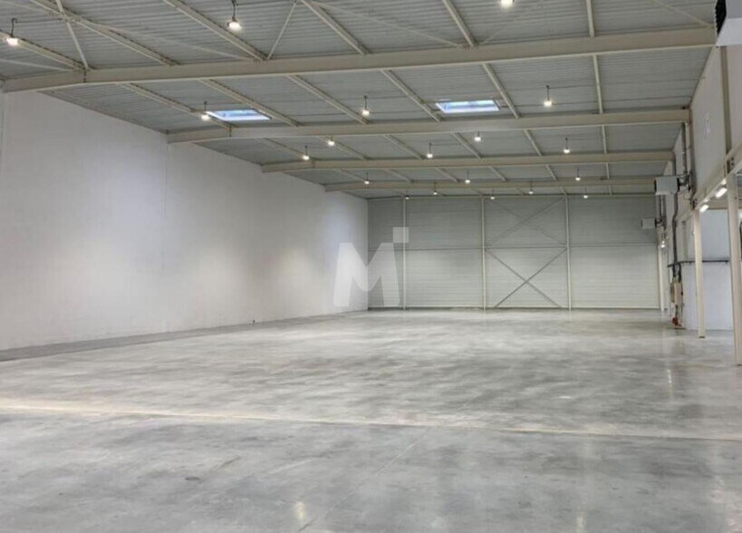 Flex in Villebon-sur-Yvette for lease - Interior Photo - Image 2 of 14