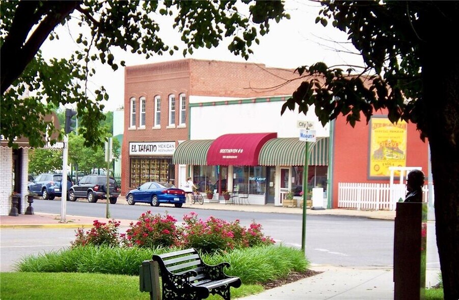 120 W Peoria St, Paola, KS à vendre - Photo du bâtiment - Image 3 de 13