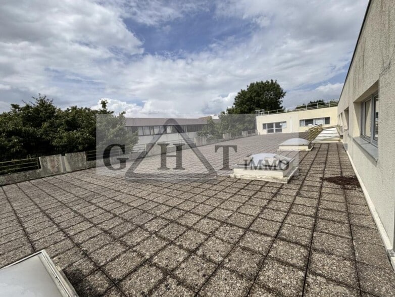 Retail in Buc for lease - Building Photo - Image 3 of 3