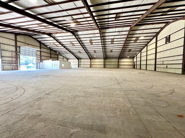 6643 Jet Park Dr, North Charleston, SC for lease - Interior Photo - Image 3 of 23