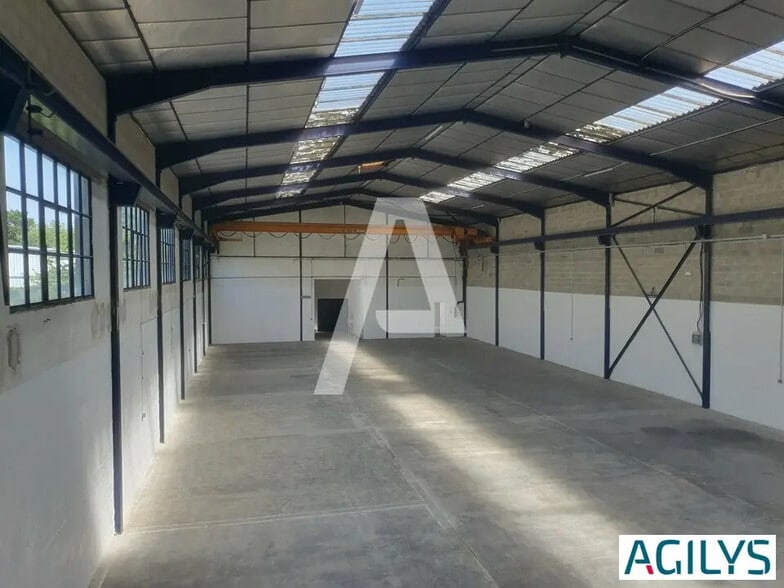 Flex in Morangis for lease - Interior Photo - Image 3 of 6